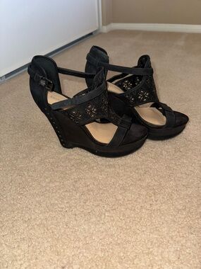 Gianni Bini “Rissa” Black Laser-Cut T-Strap Platform Wedges, Sz 9.5